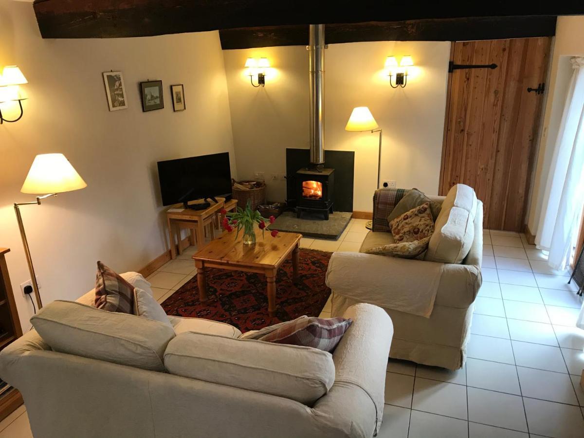 The Old Coach House Apartment Penpergwm ภายนอก รูปภาพ